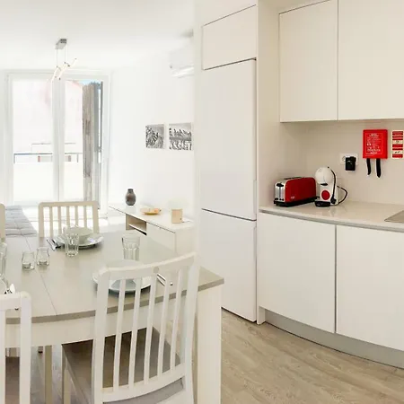 Casa Luminosa - 160m To The Beach, Located In The Historical Center Of شقة سيسيمبرا