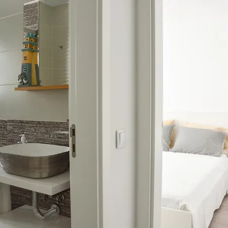 Casa Luminosa - 160m To The Beach, Located In The Historical Center Of Sesimbra