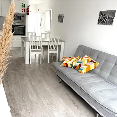 Casa Luminosa - 160m To The Beach, Located In The Historical Center Of Apartment Sesimbra